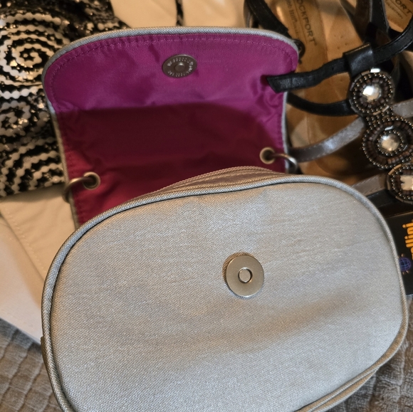Baggallini Metallic Silver On The Go Crossbody Bag NWT - Picture 3 of 7
